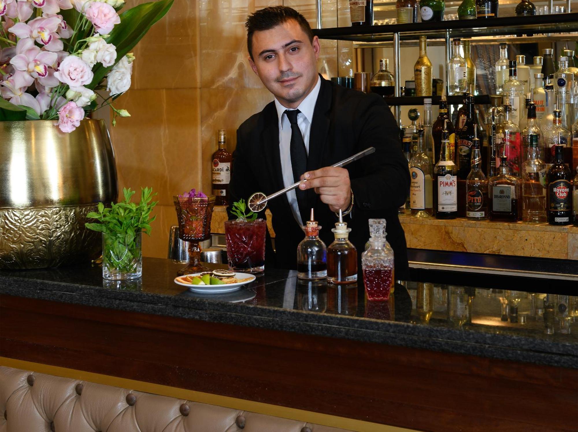 极乐豪华酒店 Paphos 外观 照片 A bartender at work