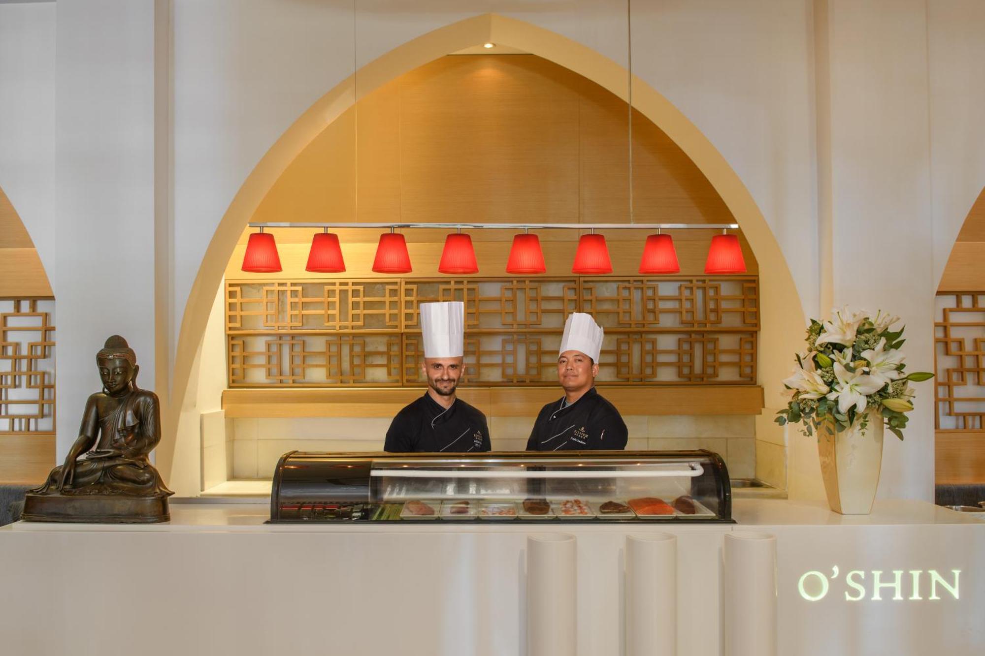 极乐豪华酒店 Paphos 外观 照片 Sushi bar at the hotel