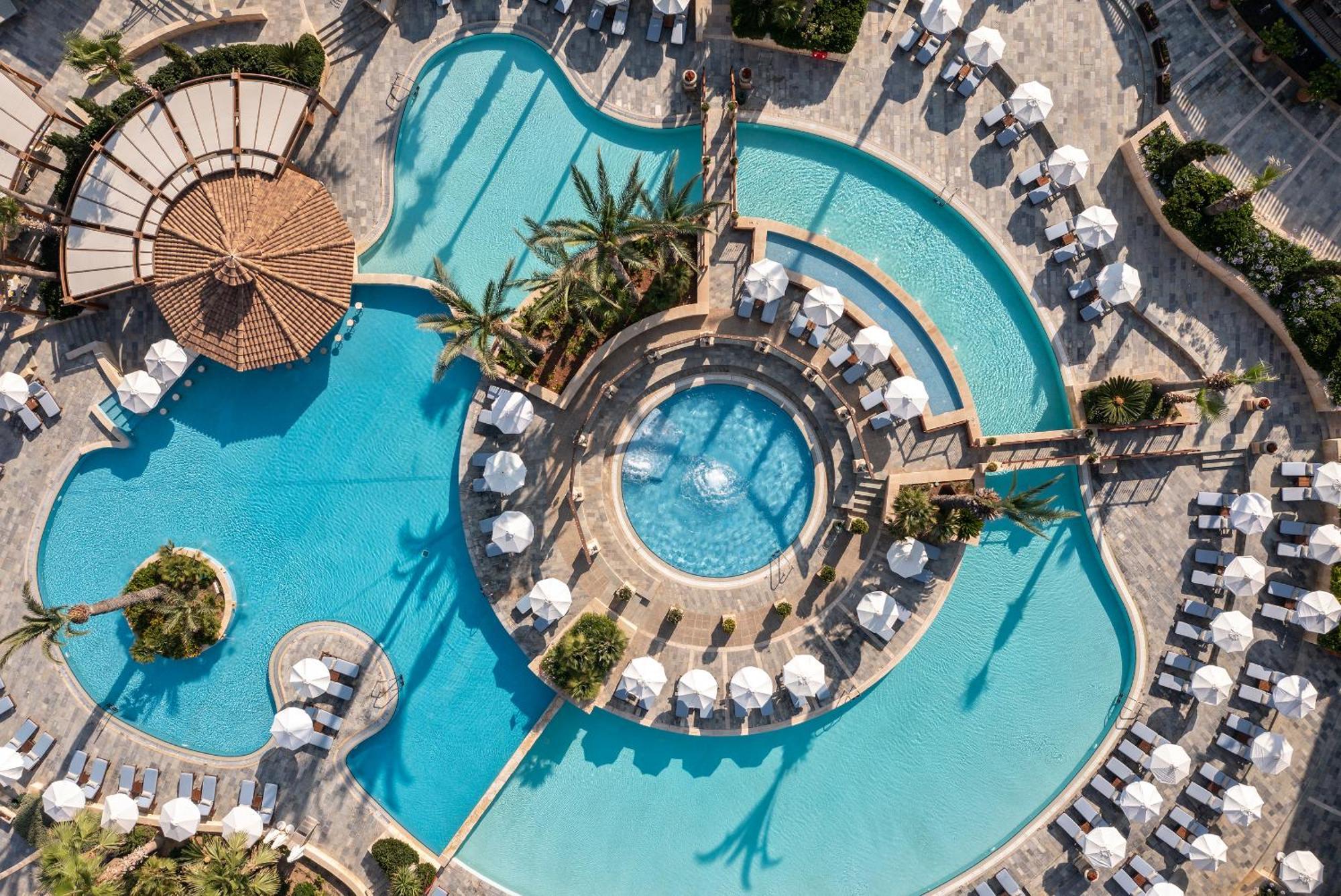 极乐豪华酒店 Paphos 外观 照片 Aerial view of the pool at the Atlantis Paradise Island