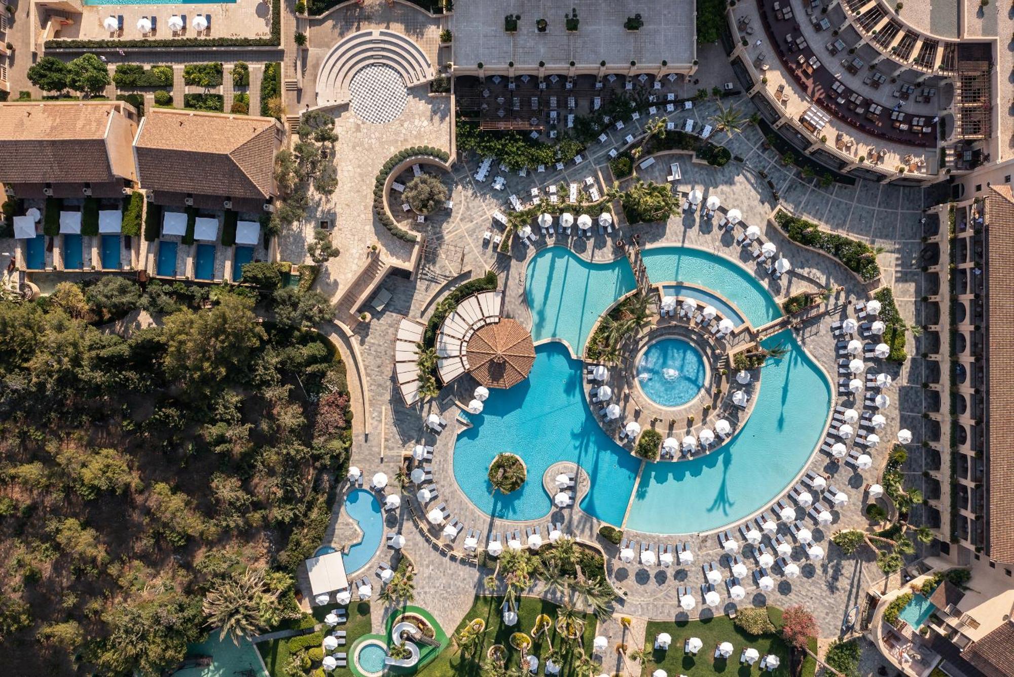 极乐豪华酒店 Paphos 外观 照片 Aerial view of the pool area