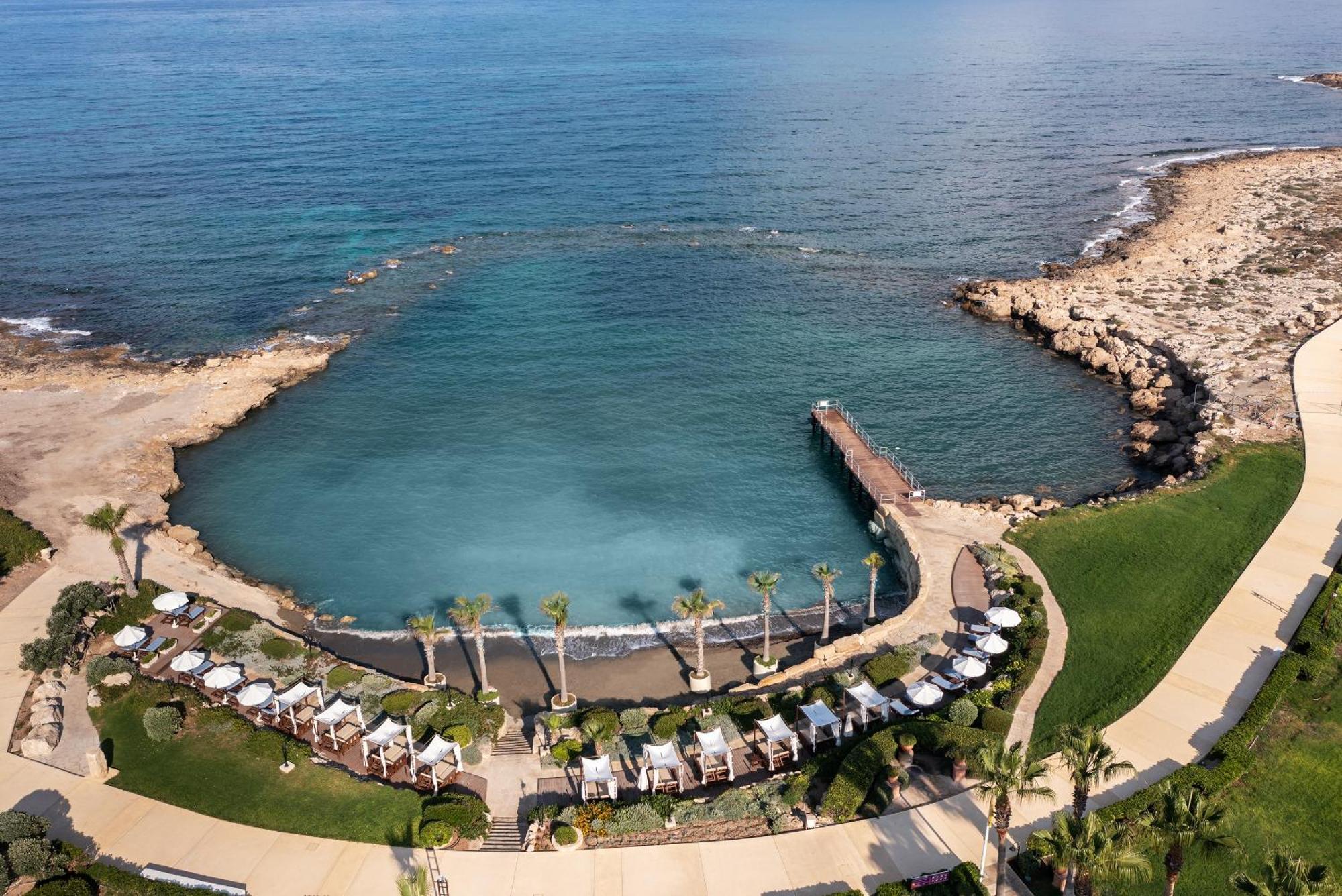 极乐豪华酒店 Paphos 外观 照片 Aerial view of the bay