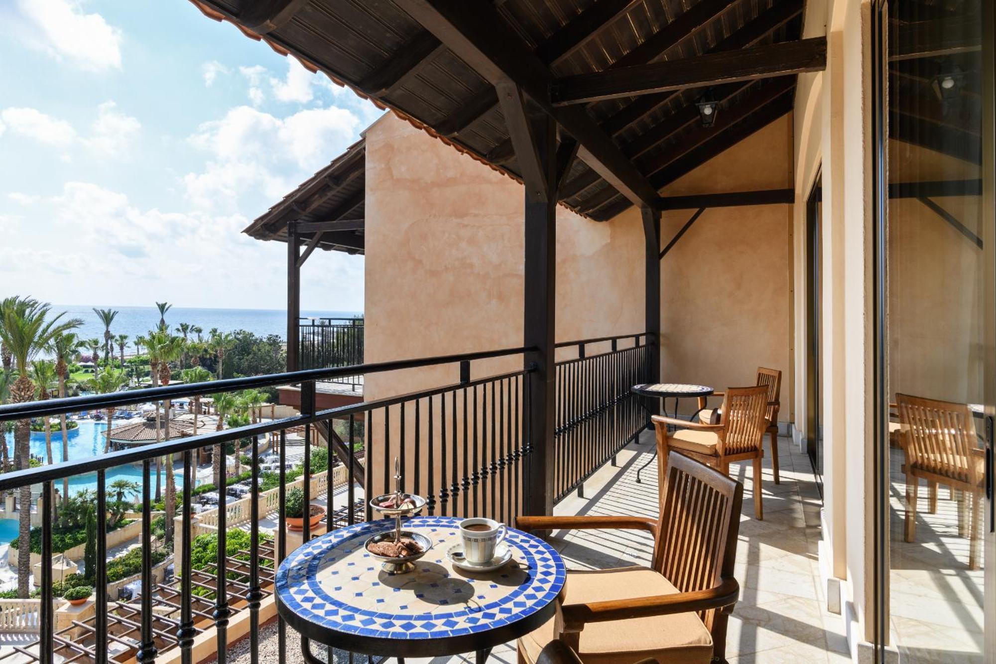 极乐豪华酒店 Paphos 外观 照片 A balcony at the hotel